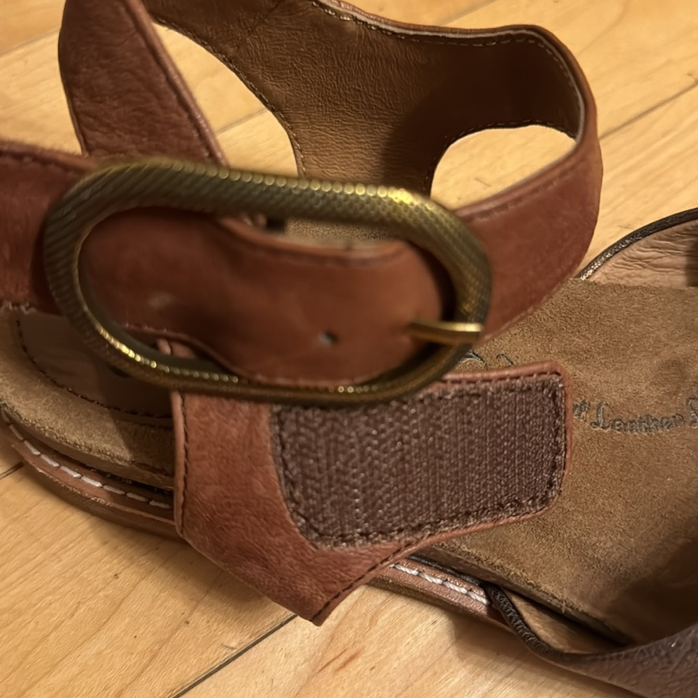 UNWORN Sofft BAYO CRISSCROSS ANKLE STRAP SANDAL IN COFFEE Size 8M - Picture 7 of 11